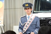 真剣に耳を傾けるリョウガ交通安全大使。