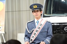 真剣に耳を傾けるリョウガ交通安全大使。