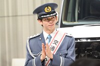 拍手するリョウガ交通安全大使。