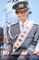 記念撮影に応じるリョウガ交通安全大使。