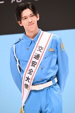 白バイ隊員の制服で再登場したリョウガ交通安全大使。