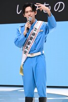 アプリのダウンロードを促すリョウガ交通安全大使。