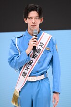 クイズの答えを考えるリョウガ交通安全大使。