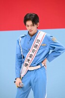 悩むリョウガ交通安全大使。