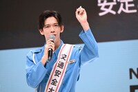 8号車と交通安全ルールを復唱するリョウガ交通安全大使。