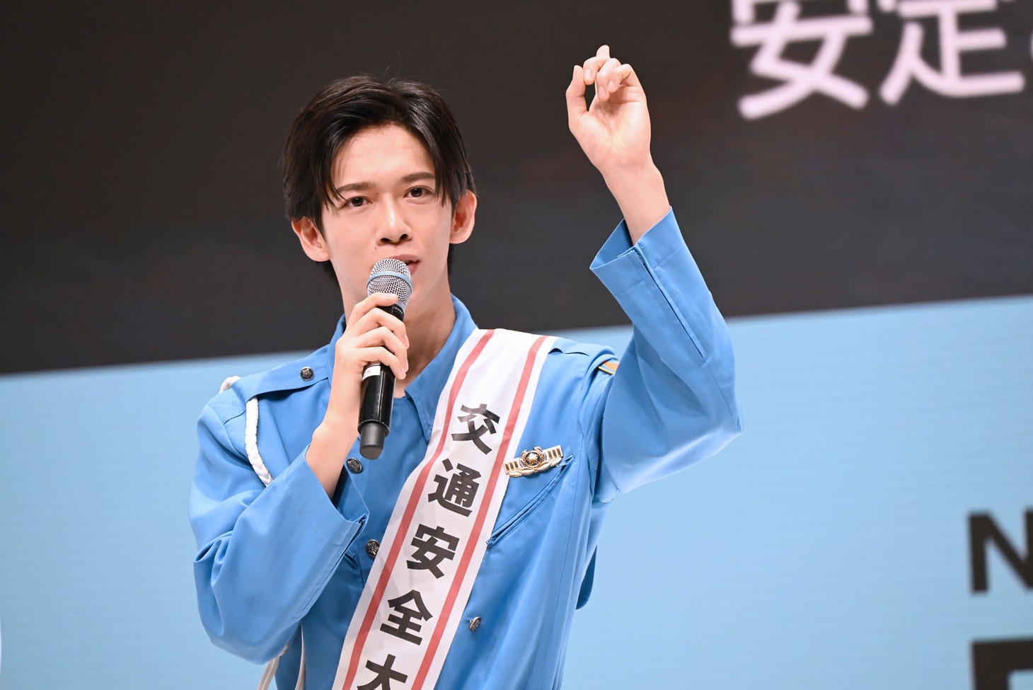 8号車と交通安全ルールを復唱するリョウガ交通安全大使。