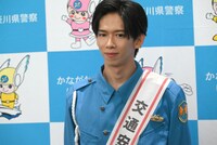 報道陣の囲み取材に応じるリョウガ交通安全大使。