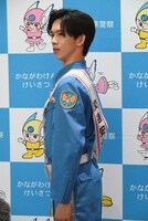 警察の制服で猫背が直ったことを報告するリョウガ交通安全大使。