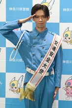 敬礼するリョウガ交通安全大使。