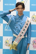 敬礼するリョウガ交通安全大使。