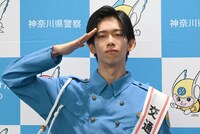 敬礼するリョウガ交通安全大使。