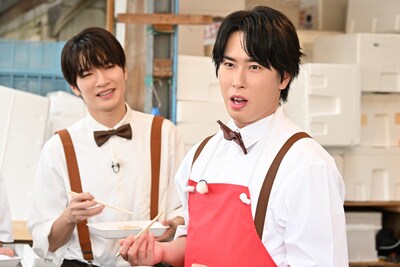 左から深澤辰哉、宮舘涼太。