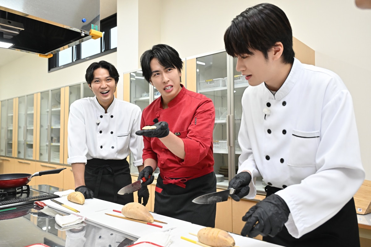料理をする磯村勇斗、宮舘涼太、深澤辰哉。