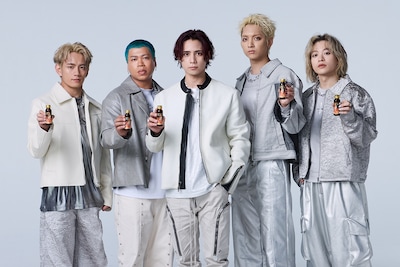 「凄十」を手にしたMA55IVE THE RAMPAGE。