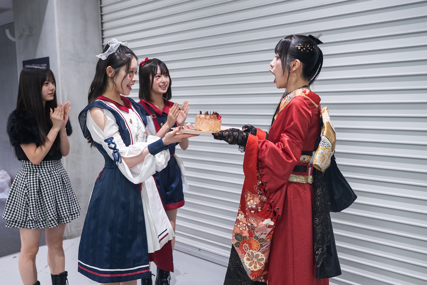 エアろうそくを吹き消す桜木心菜（右端）。