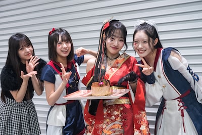 えびちゅうメンバーからバースデーケーキの祝福を受ける桜木心菜（右から2番目）。