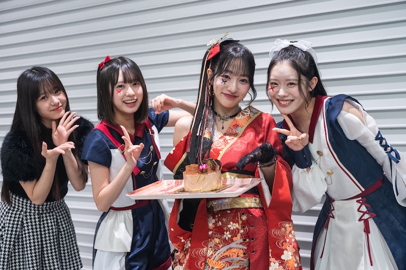 えびちゅうメンバーからバースデーケーキの祝福を受ける桜木心菜(右から2番目)。