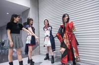 本番直前、円陣を組んで気合いを入れる仲村悠菜、小久保柚乃、風見和香、桜木心菜（左から）。