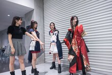 本番直前、円陣を組んで気合いを入れる仲村悠菜、小久保柚乃、風見和香、桜木心菜（左から）。