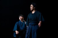 突然現れた素浪人。