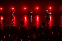 ゲストとしてステージに加わった小久保柚乃（左）と風見和香（右）。