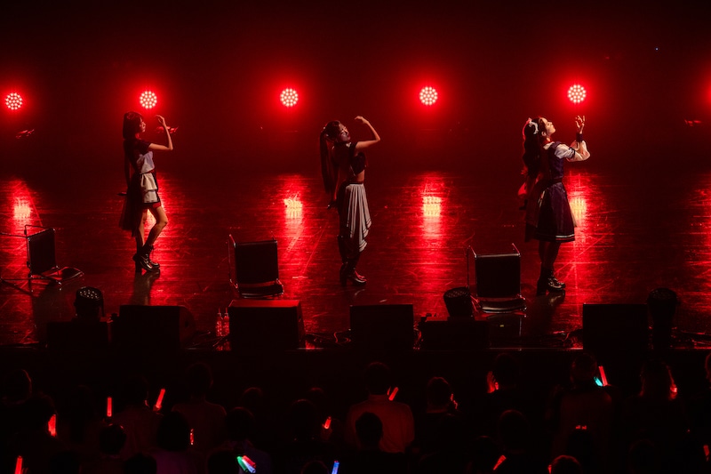 ゲストとしてステージに加わった小久保柚乃(左)と風見和香(右)。