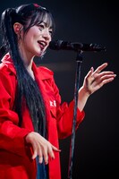 桜木軍団の赤い特攻服でアンコールのステージに現れた桜木心菜。