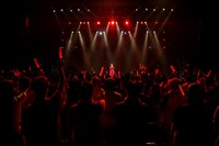 一面赤く染まったKT Zepp Yokohama。