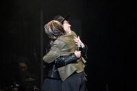 ハグを交わすØMIとEXILE TAKAHIRO。