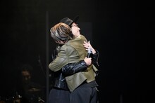 ハグを交わすØMIとEXILE TAKAHIRO。