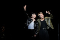 撮影タイムで客席の端にも目線を送るØMI（左）とEXILE TAKAHIRO（右）。