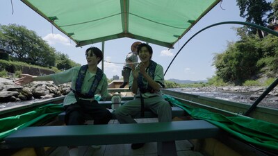 川下りでテンションが上がる渡辺翔太と目黒蓮（ともにSnow Man）。 ©日本テレビ