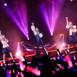 4年ぶり!TrySailがライブ写真集を発売、10周年ツアー全公演に密着