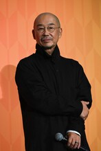 上映イベント中に高橋橋海人のボケを期待する大森立嗣監督。