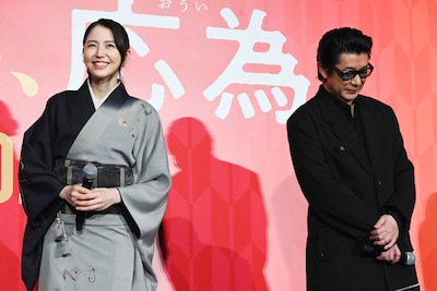 左から長澤まさみ、永瀬正敏。