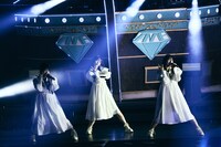 左から櫻井もも、冨田菜々風、蟹沢萌子。©YOANI/KING RECORDS