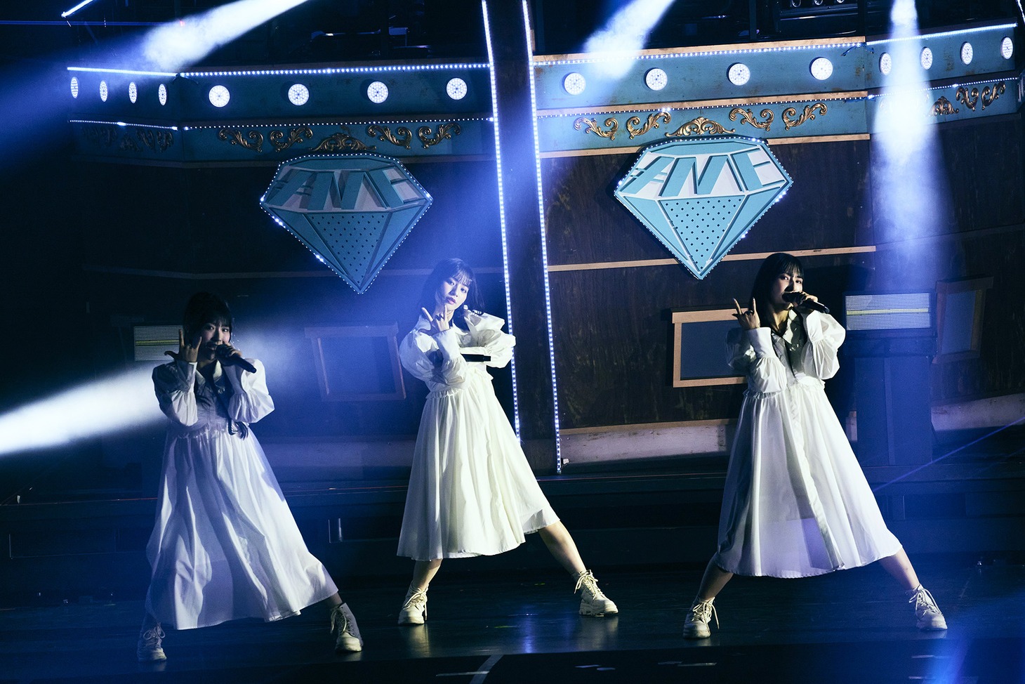 左から櫻井もも、冨田菜々風、蟹沢萌子。©YOANI/KING RECORDS