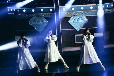 左から櫻井もも、冨田菜々風、蟹沢萌子。©YOANI/KING RECORDS