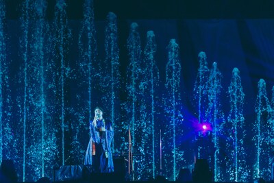 噴水を背に歌う堂本剛。（撮影：冨田味我）