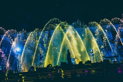 スペクタクルな水の演出も光った「平安神宮 奉納演奏2025」。（撮影：冨田味我）