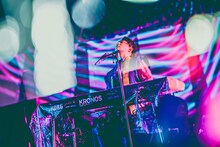 天を仰ぐ堂本剛。（撮影：冨田味我）