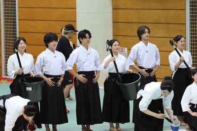 「なにわ×Aぇ!の超合体できるかな？」より「書道パフォーマンス×マーチングバンド」企画の様子。©カンテレ・フジテレビ