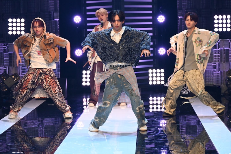 ユーキの前で踊るマサヒロ、リョウガ、タクヤ（左から）。