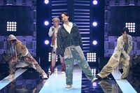 ユーキの前で踊るマサヒロ、リョウガ、タクヤ（左から）。