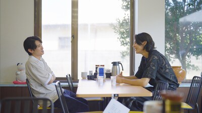 向かい合い談笑する向井康二とラウール。©日本テレビ