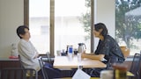 向かい合い談笑する向井康二とラウール。©日本テレビ