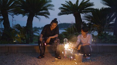 旅の終わりに手持ち花火を楽しむラウールと向井康二。©日本テレビ