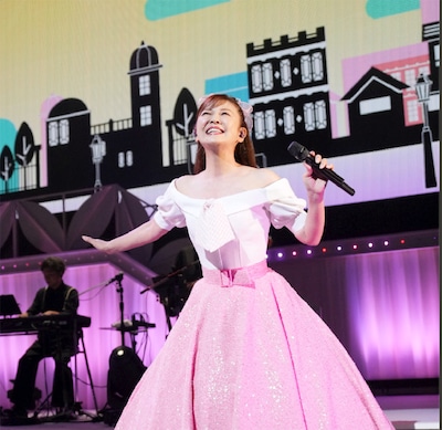 「YOKO MINAMINO 40th Anniversary ～ALL singles ～“楽園のDoor”」の様子。ⒸHIRO EDWARD SATO