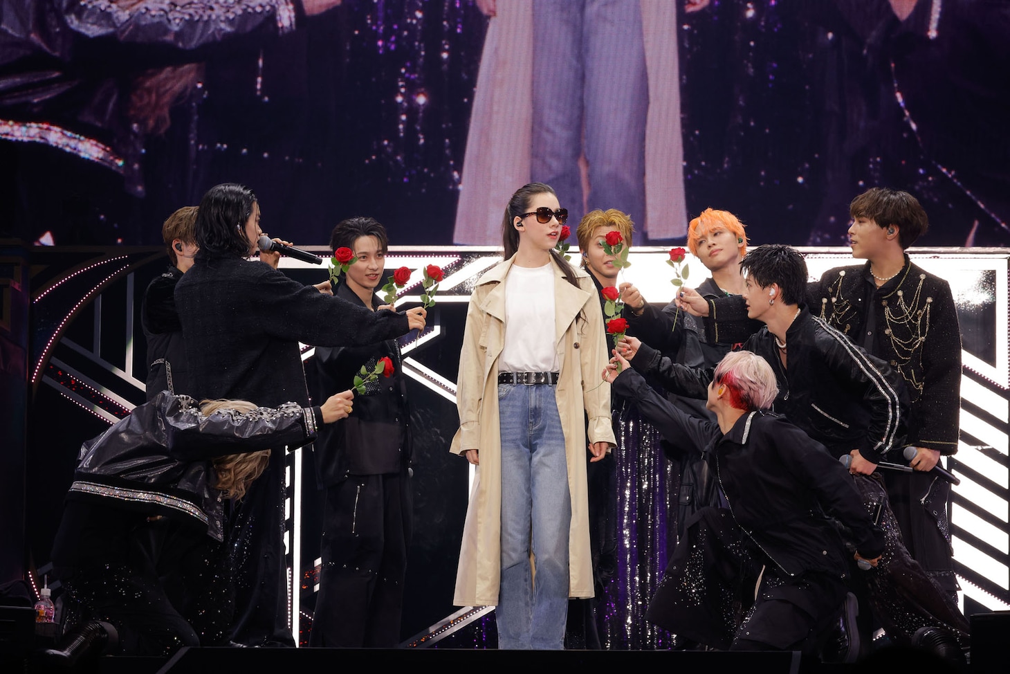 「Magic」のパフォーマンスの様子。