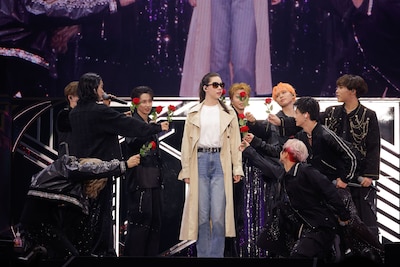 「Magic」のパフォーマンスの様子。